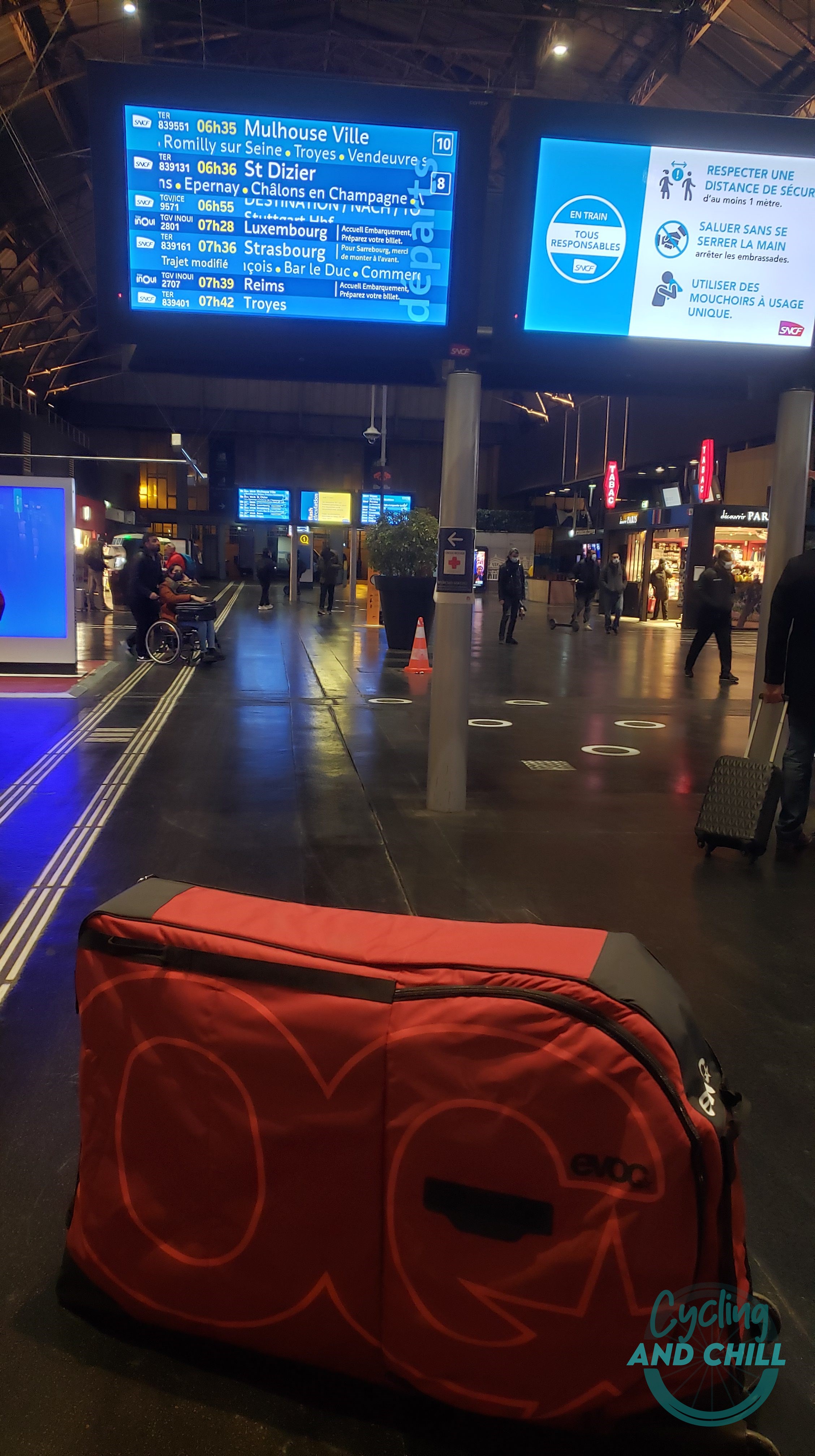 Affichage SNCF du train vers Altkirch pour mon étude posturale.
Valise EVOC Bike Bag
Cycling And Chill