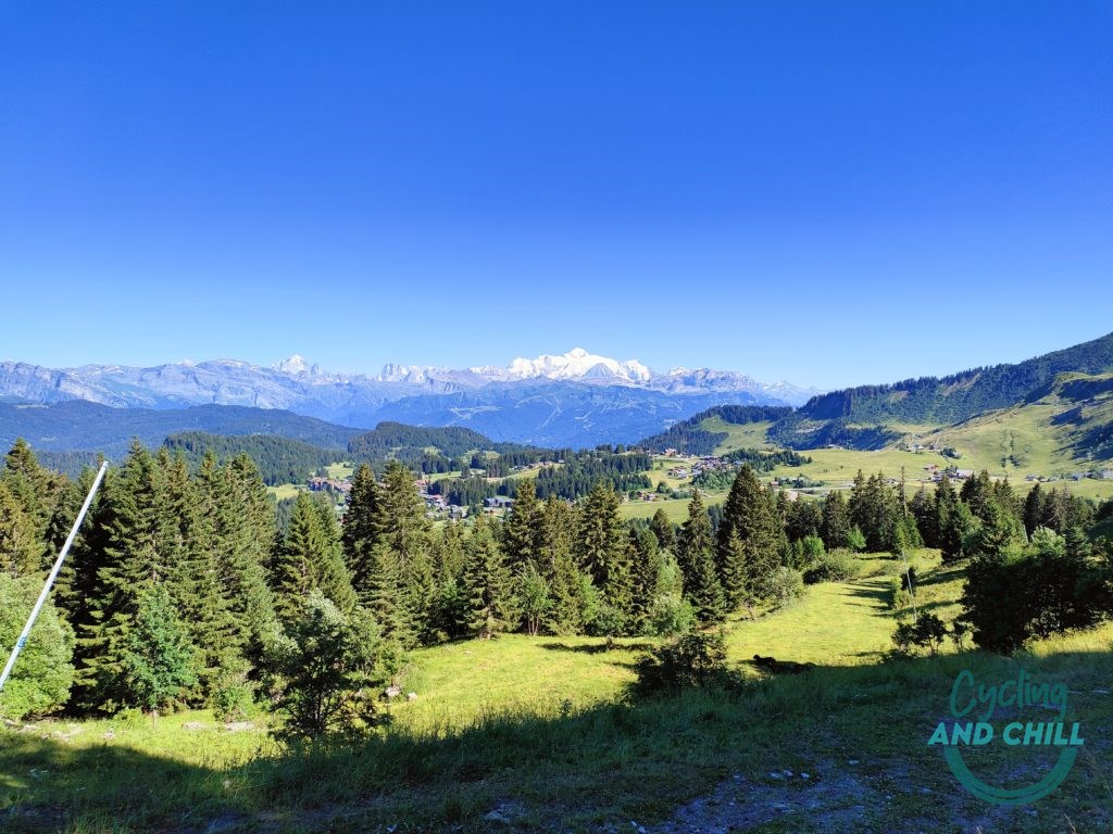 Vu imprenable sur le massif du Mont-Blanc entre le col de Jambaz et le col de la Ramaz